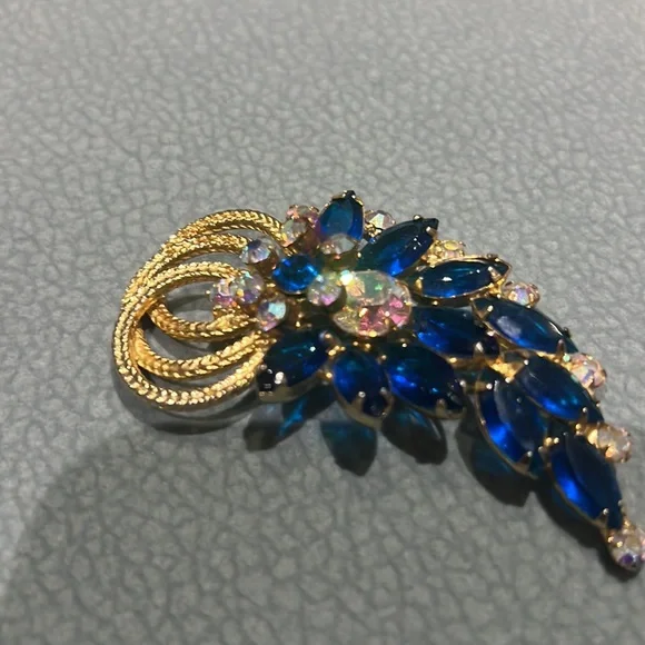 Brooches - Picture 4 of 6